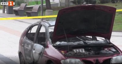 Мъж подпали колата си пред общината във Враца