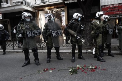 Над 100 души са арестувани след снощните демонстрации в Атина