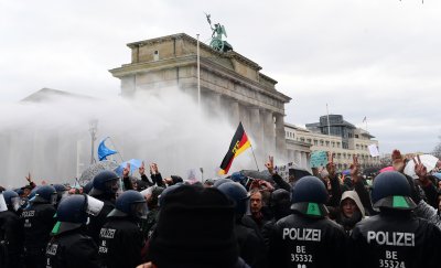 Протест срещу мерките за COVID-19 в Берлин, има арестувани