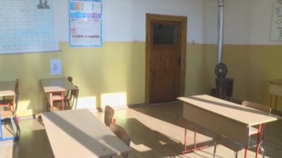 Скандален клип: Учителка скубе ученичка в разложкото село Горно Драглище