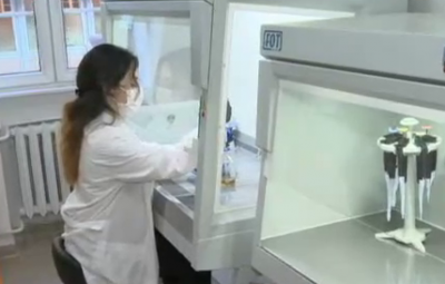 Студенти от СУ изследват генома на COVID-19 в нова лаборатория