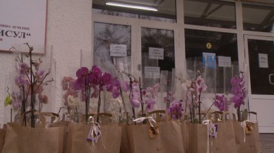 Благодарност: Българин от САЩ изпрати цветя на медиците в ИСУЛ, излекували баба му