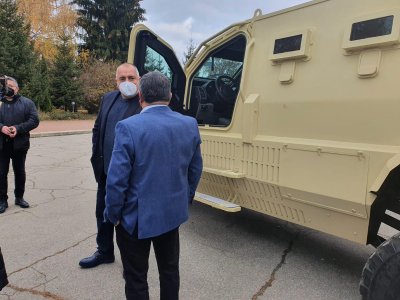 Премиерът Борисов инспектира завод за военни коли край Самоков