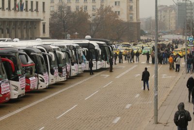 Протест на превозвачи блокира центъра на София и междуградски автобусни линии