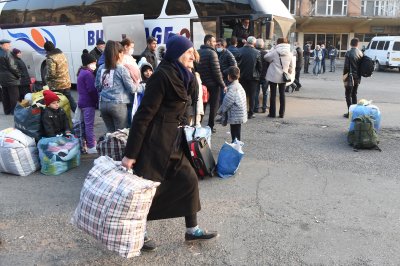 Бежанци от Нагорни Карабах продължават да се завръщат по домовете си