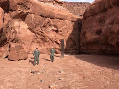Откриха тайнствен обелиск в американската пустиня (Снимки)