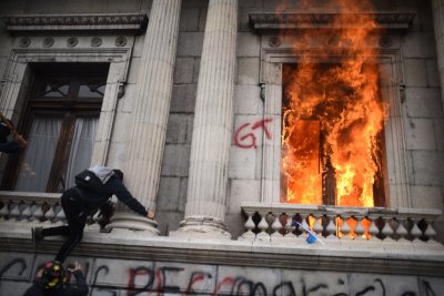 Протестиращи срещу бюджета в Гватемала подпалиха част от сградата на парламента
