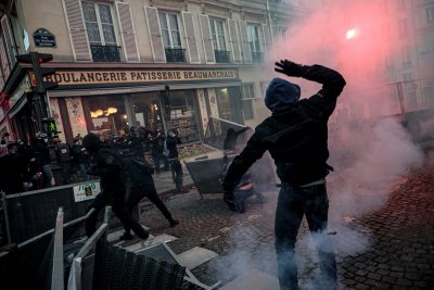 Сблъсъци в Париж по време на протест срещу полицейското насилие