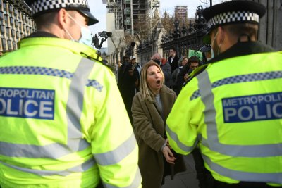 Десетки задържани при протести срещу карантината в Лондон