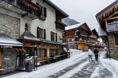 В Швейцария курортите остават отворени, но забраняват пеенето извън вкъщи