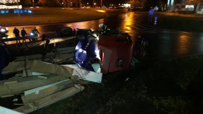 След екшъна в Бургас: Повдигат обвинение на шофьора, който преобърна ТИР с дървесина