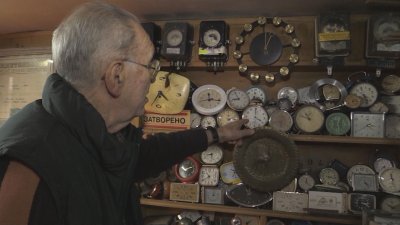 Един от последните часовникари в Кюстендил има колекция от 1000 часовника