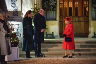 Кралица Елизабет II организира коледен прием в двореца Уиндзор