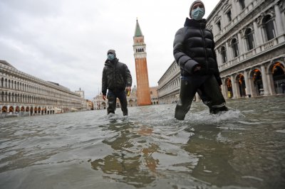Изненадваща буря наводни Венеция