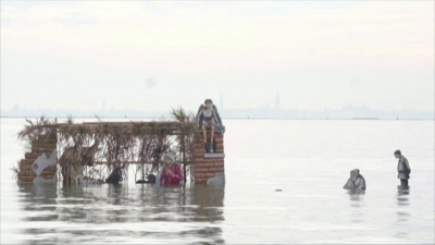 Плуваща сцена на Рождество в лагуната на Венеция
