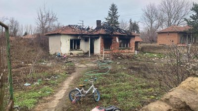 Пожар остави без дом семейство с две деца от Българене