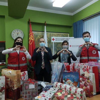 Българското посолство в Скопие с дарение за деца без родители, настанени в приемни семейства