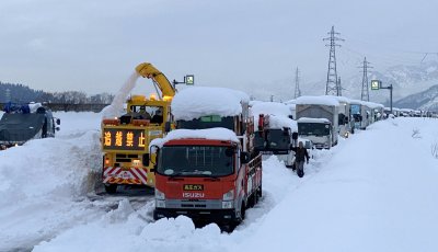 Снежен капан блокира над 1000 коли и камиони в Япония
