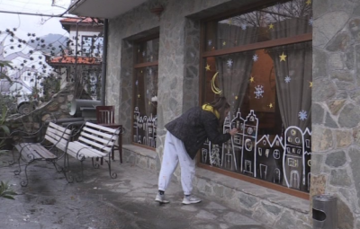 Ученичка създава коледно настроение в кюстендилското село Слокощица