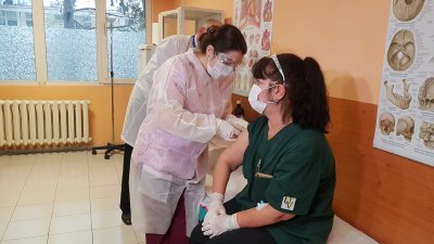В Пловдив и Бургас бързо се увеличи броят на желаещите да се имунизират (Обзор)