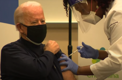 Джо Байдън се ваксинира публично (ВИДЕО)