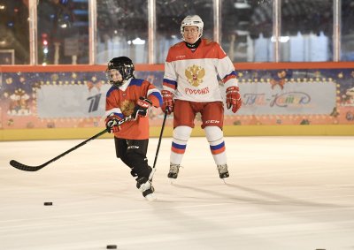Сбъднато желание: Путин игра хокей с 9-годишно момче (Снимки)