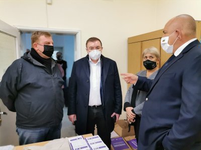 Борисов провери как се съхраняват ваксините в Пловдив
