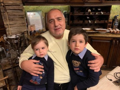 Борисов на Бъдни вечер с внуците си: Няма по-хубаво от времето със семейството!