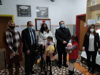 Посолството ни в Скопие дари 130 коледни пакети с лакомства за деца