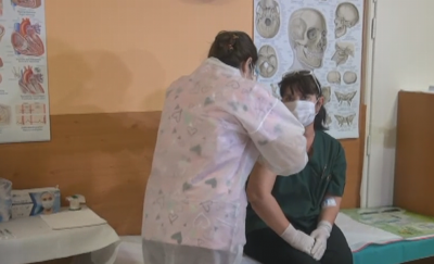 Медицинска сестра с 40-годишен стаж е първата ваксинирана в Бургас