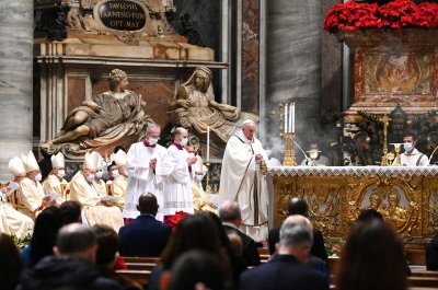Папа Франциск отслужи месата за Рождество пред ограничен брой богомолци