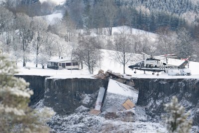 След свлачището в Норвегия: Най-малко 10 души са в неизвестност, 15 къщи са сравнени със земята