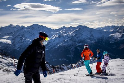 200 британски туристи под карантина избягаха от ски курорт в Швейцария