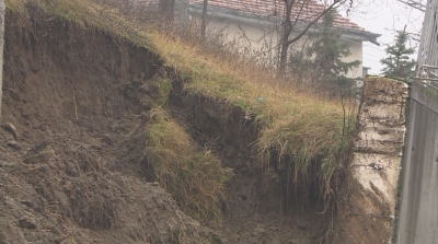 Има опасност още подпорни стени да се срутят в село Пороминово