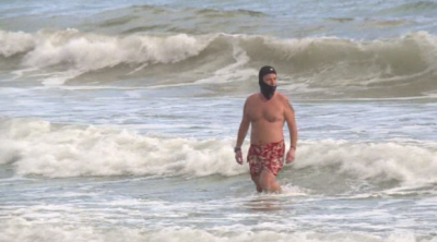 На плаж през декември: Варненци се топнаха в морето преди Нова година