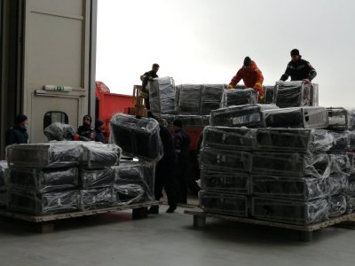 Камиони докараха част от хуманитарната помощ за Хърватия на авиобаза "Враждебна" (Видео, снимки)