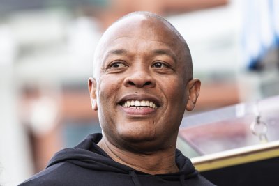 Рапърът Dr. Dre е приет в болница заради аневризма в мозъка