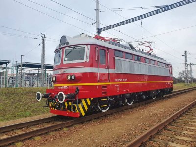 Първият изцяло обновен локомотив на БДЖ вече пътува по жп мрежата (СНИМКИ)