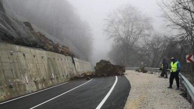 Пътят за Рилския манастир ще остане затворен най-рано до спиране на валежите