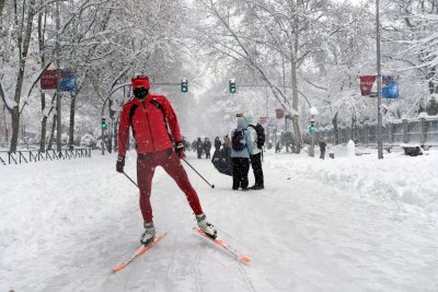 Снежен капан парализира Мадрид, испанци извадиха ските (Снимки)