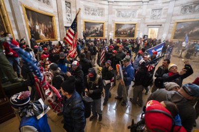 Протестиращи щурмуваха сградата на Конгреса във Вашингтон (СНИМКИ)