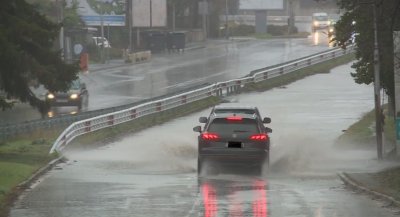 Проливният дъжд наводни улици и булеварди във Варна