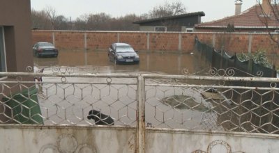 Улиците и къщите в Петърч продължват да са под вода