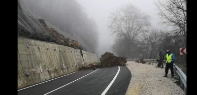 Паднала скална маса затвори пътя към Рилския манастир