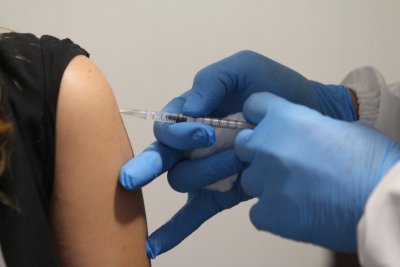 Държавата ще плаща по 10 лева за поставянето на доза от ваксината срещу COVID-19