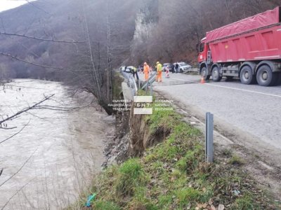 Затвориха в двете посоки пътя Банско - Гоце Делчев заради подкопана подпорна стена