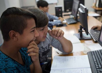 Проучване: Два пъти повече ромски деца завършват училище