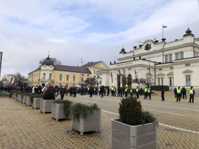 В първия работен ден на депутатите: Протест на площад "Народно събрание"