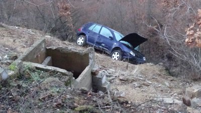 Кола излетя от пътя и падна в дере край Благоевград