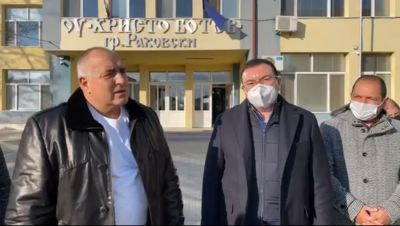 Министър Ангелов: От 4 февруари може да разрешим три класа да се върнат в училище